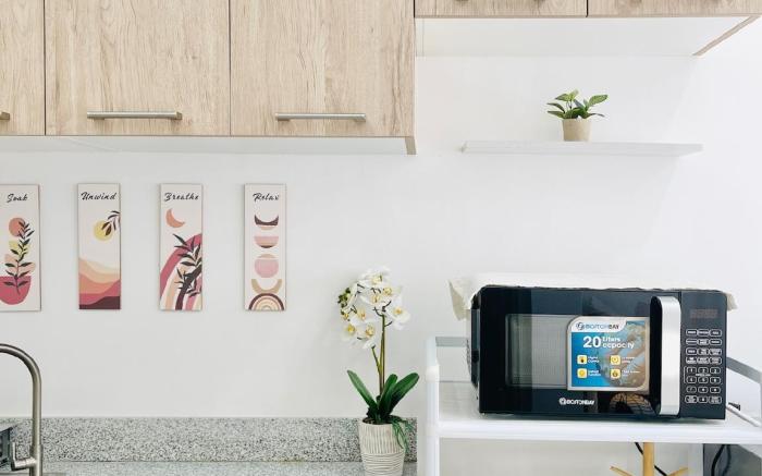 * * WV 21 Bright & Airy Studio