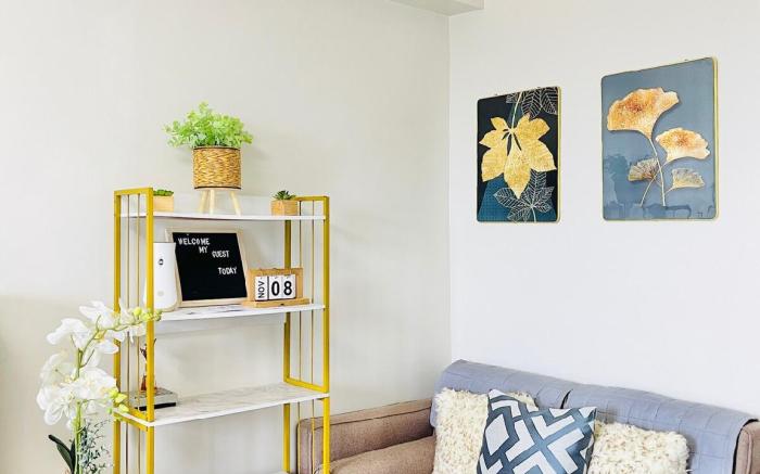 * * *SM 5 Modern &Radiant Studio