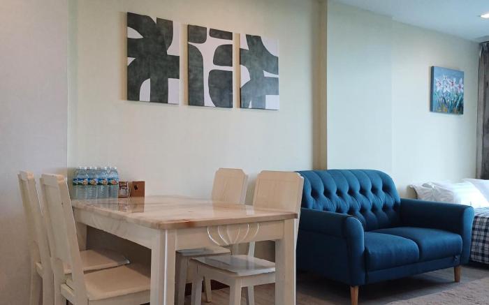 Family Friendly 2 Bed 2 Bath Unit with Parking