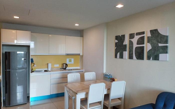 Family Friendly 2 Bed 2 Bath Unit with Parking