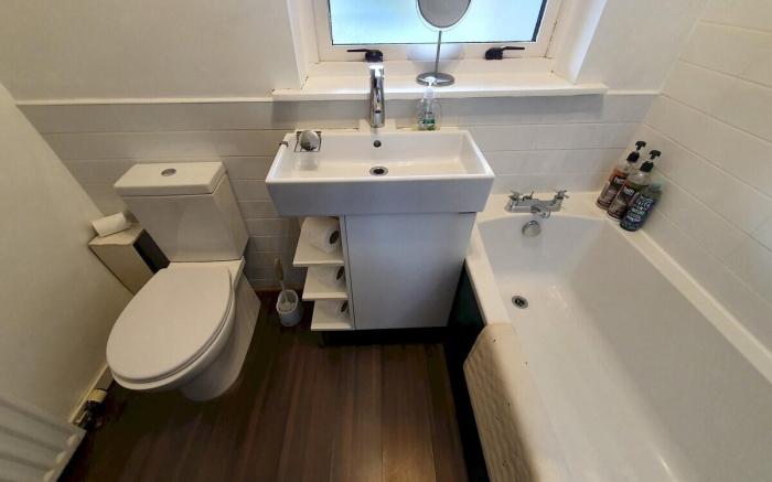 2 Bedroom, free parking & Netflix near hospital
