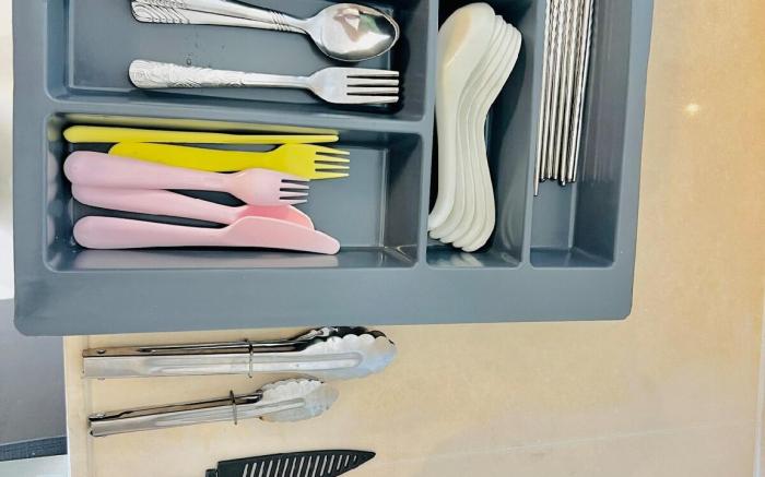 Bay Laurel Elegant Black Seaview