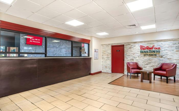 HomeTowne Studios by Red Roof Montgomery - Midtown