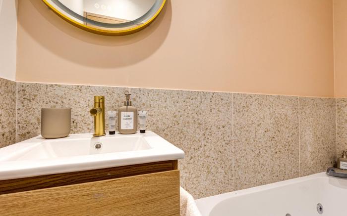 Lavie Maison | Hot Tub Seaside Studio