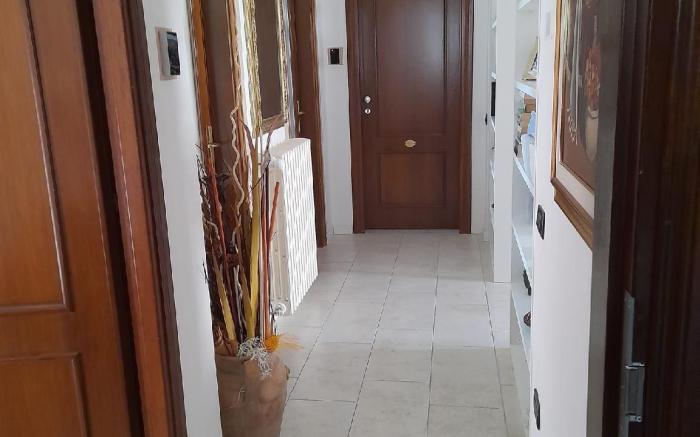 DUETERRE Room & Host