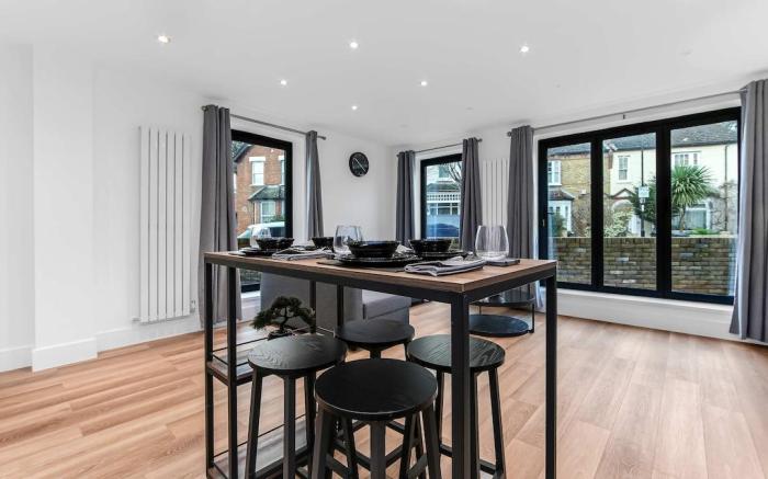 Modern 2 Bedroom Stay | 10Min Walk to East Croydon