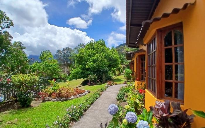 El Santuario Ecolodge - Hotel & Dorms