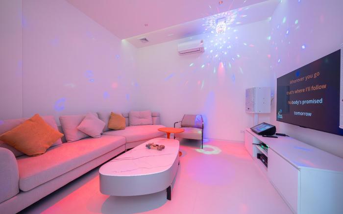 Sukhumvit Happy House with KTV 9