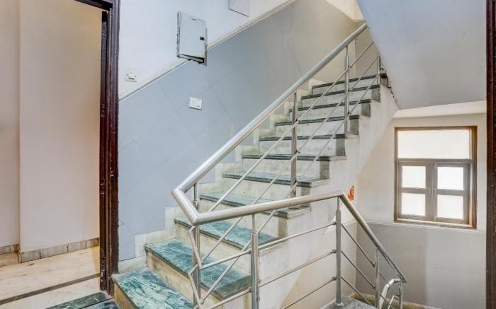Super Hotel O East Punjabi Bagh Near Metro Station