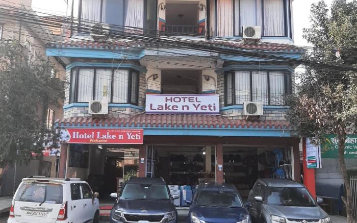 Lake and yeti hotel
