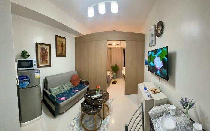 High Rise Condo w/ Balcony,wifi,gym,pool,Makati,28