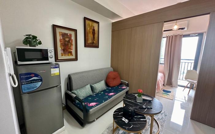 High Rise Condo w/ Balcony,wifi,gym,pool,Makati,28