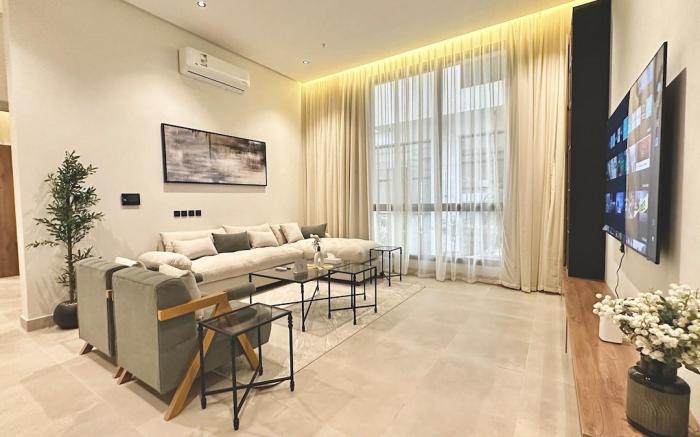F1-Elegant High-Rise Apt with Modern Amenities