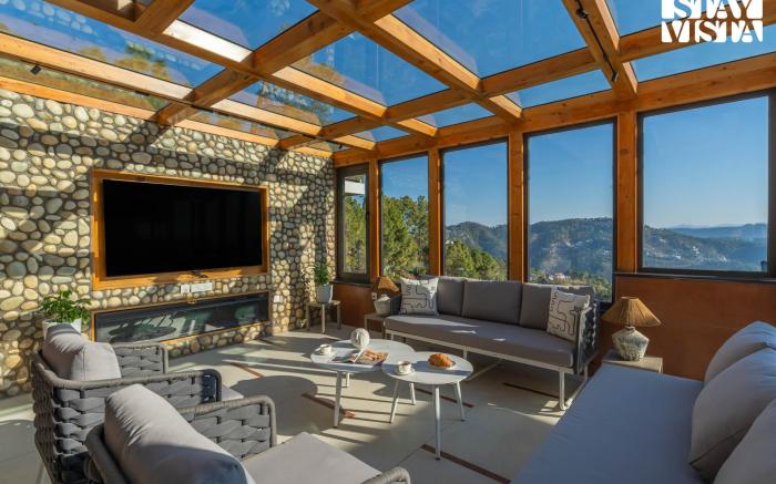 StayVista at Chestnut Manor-Sky Jacuzzi&Steam Room