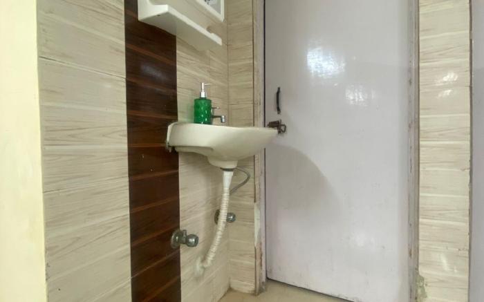 Ideal Hotel in posh Vasant Vihar BIG 1110 sq ft