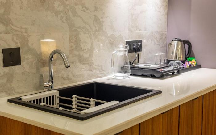 Fully Furnish wd Kitchen Apartment near Lulu Mall
