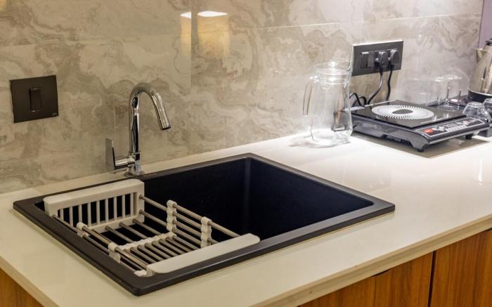 Fully Furnish wd Kitchen Apartment near Lulu Mall