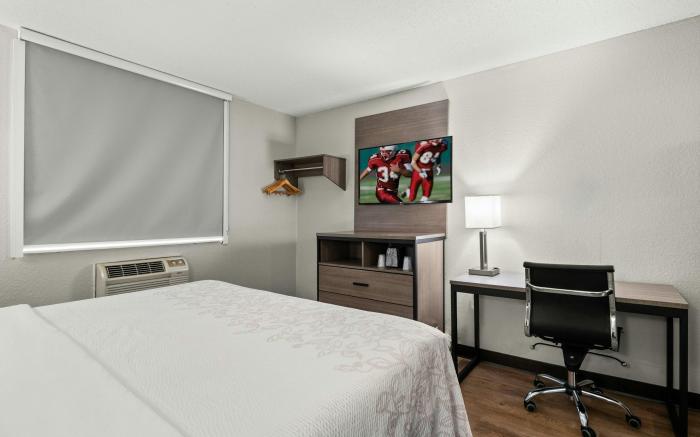 Red Roof PLUS+ Belleville