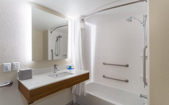 Holiday Inn Express and Suites Cedar Falls Waterloo By IHG