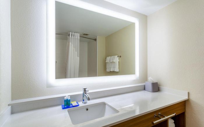 Holiday Inn Express and Suites Cedar Falls Waterloo By IHG
