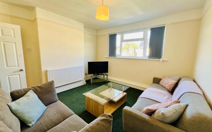 Large & Bright Holiday Home by Felixstowe Beach