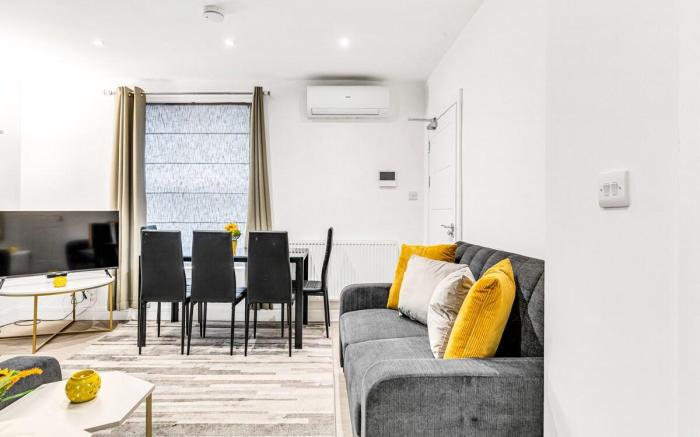 Air Conditioned | Central | King Bed | Sleeps 8
