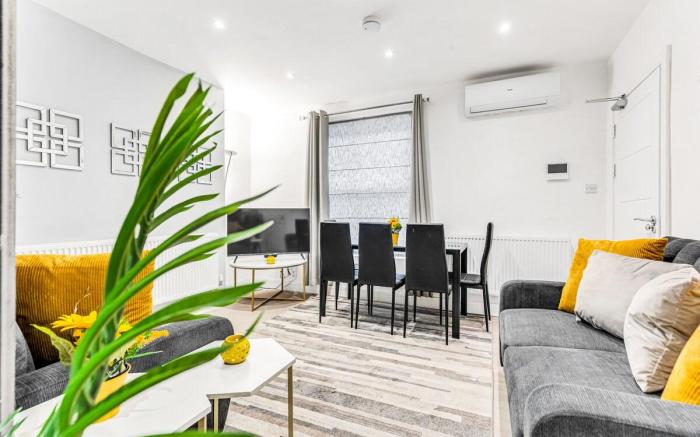 Air Conditioned | Central | King Bed | Sleeps 8