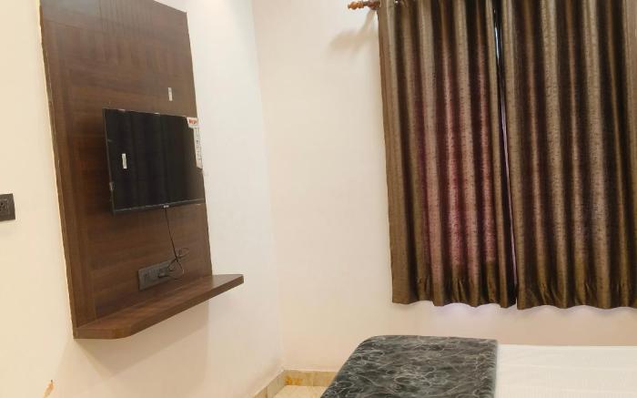104 Elegant bedroom suite 