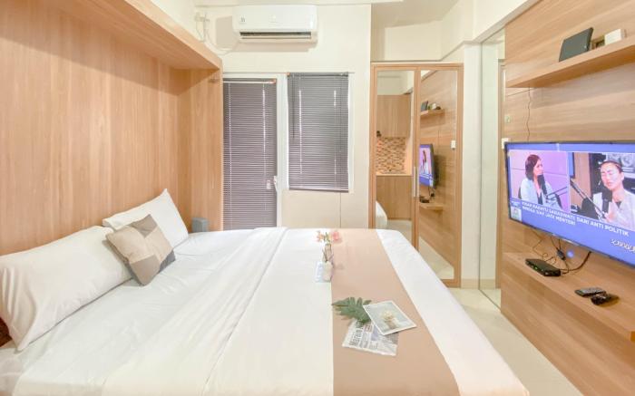 Warm Studio Room at Green Pramuka City By Travelio