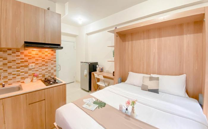 Warm Studio Room at Green Pramuka City By Travelio