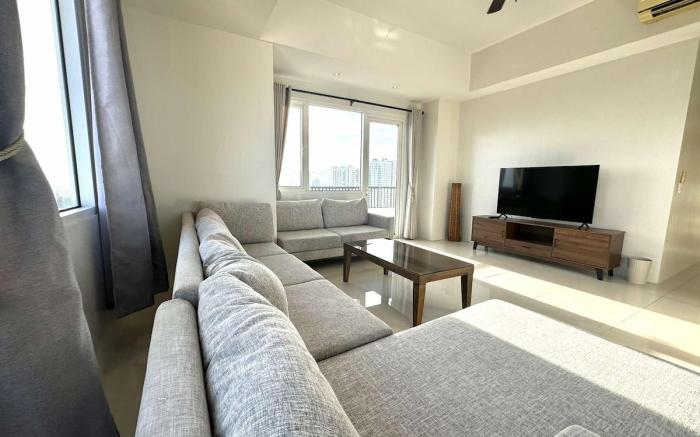 26D Walking distance to Ayala  Malls+ Pool &WiFi