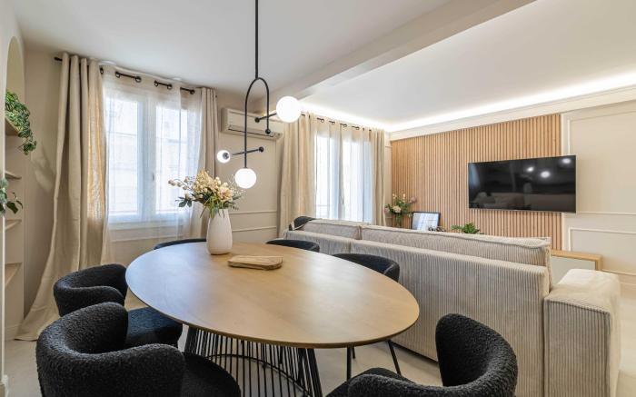 Haussmann apartment - South-facing balcony  2BR/4p