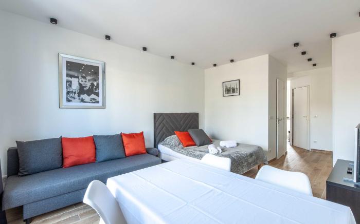 Studio sleeps 4 with terrace, 500m Place Morny