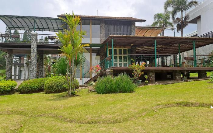 Villa Alium/Alila by Villa Istana Bunga 