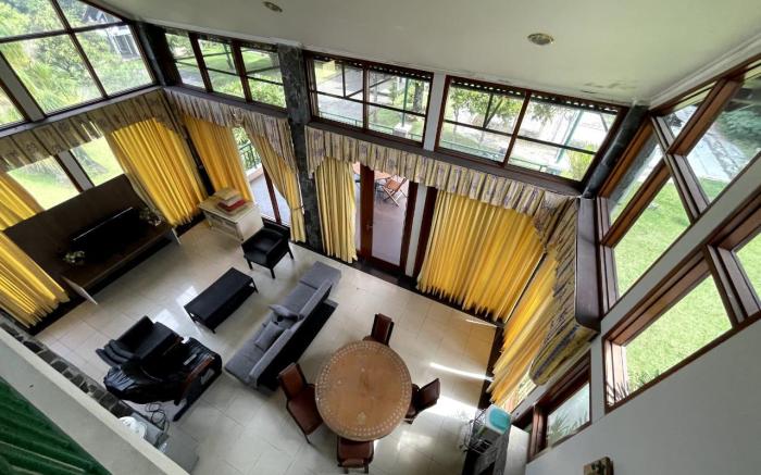 Villa Gerbera 2 by Villa Istana Bunga