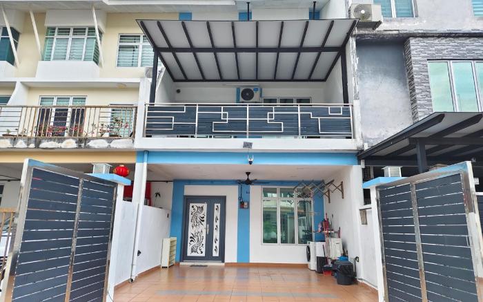 Senai 1168 three storey landed 14p 5BR near airpor