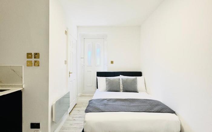 Modern Studio by Homely