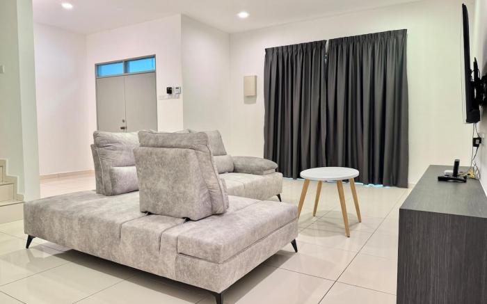 A Pleasant 4BR Home IV - 5 mins to shops and mall