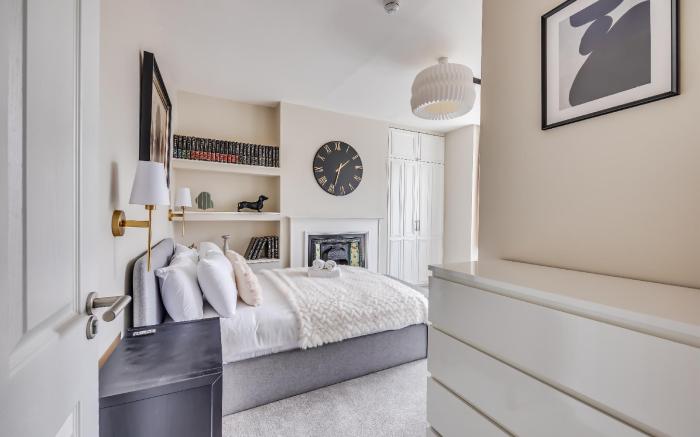 Beautiful 5 Bedroom 4 Bathroom House - FreeParking
