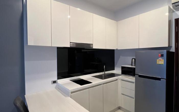 Spacious 1 bedroom apartment, pool view