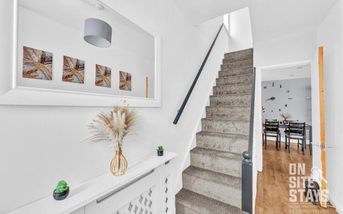 3 bedroom, 2 x space driveway and Wifi