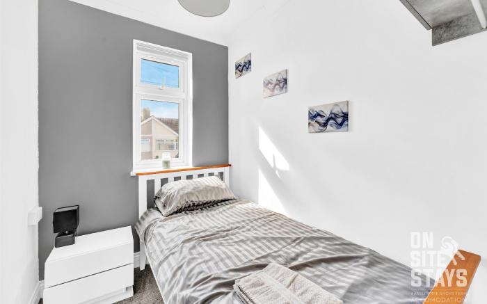 3 bedroom, 2 x space driveway and Wifi