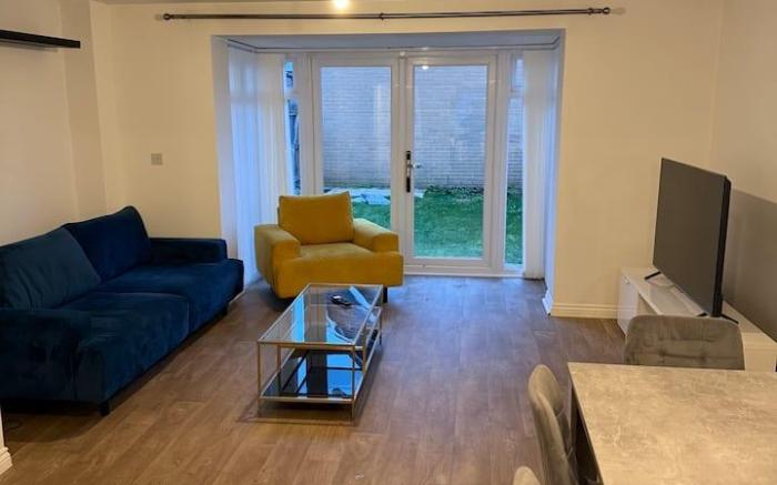 4Double Bed, 3.5 Bathrooms, Parking, Garden & Wifi