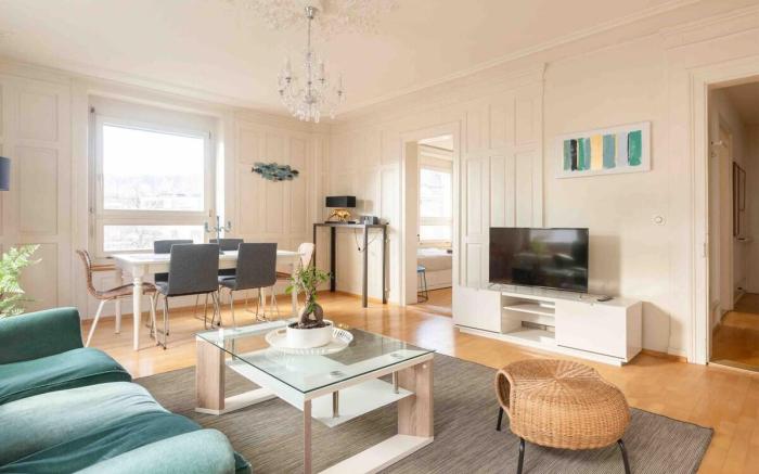 Spacious & Central  3-BR Apt - A RARE GEM! Turquoi