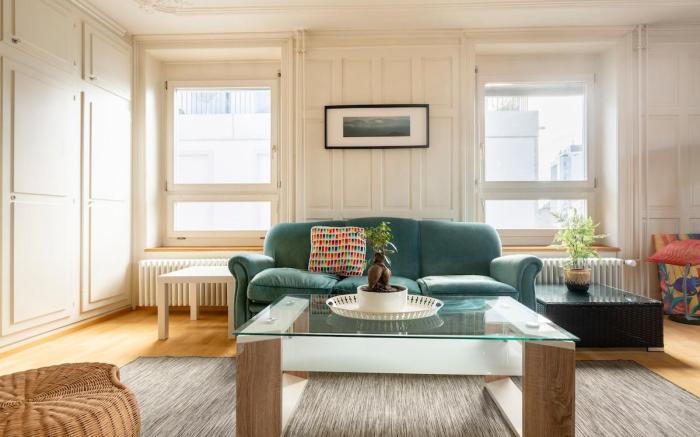 Spacious & Central  3-BR Apt - A RARE GEM! Turquoi