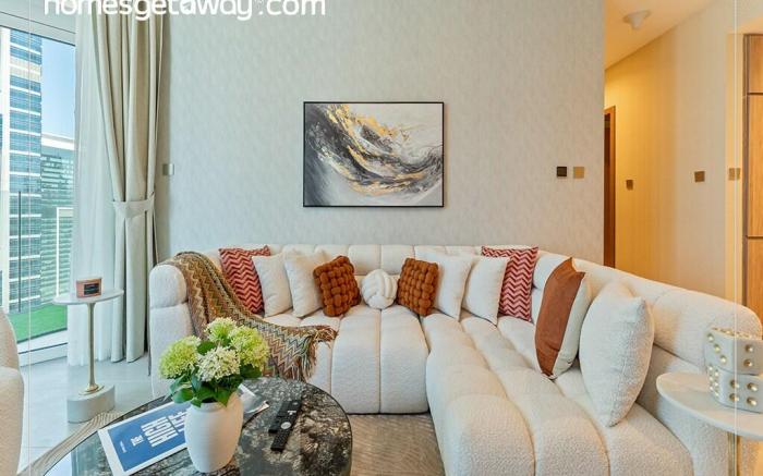 Luxury 2BR with Stunning Lake View in Business Bay