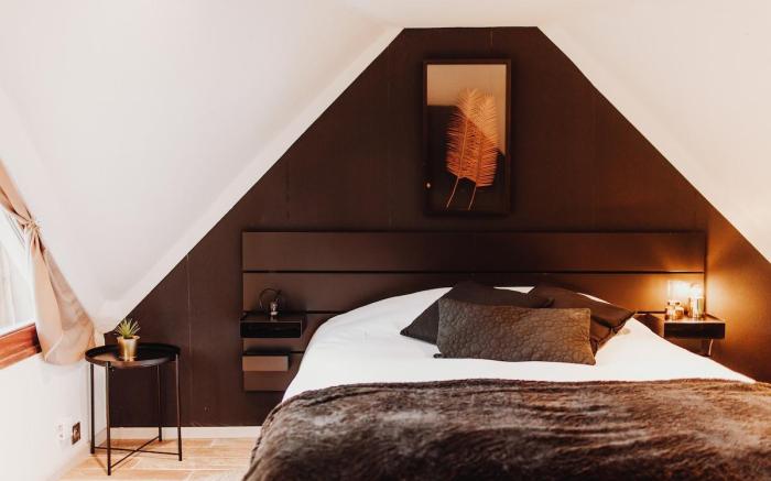 Cottage with a hot tub - In The Woods