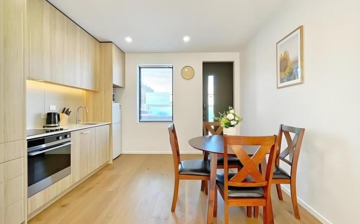 Two-Bed Townhouse with Courtyard & Parking 10/406