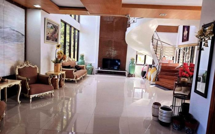 Queen Isabel Private Villa {CHANNEL ROOM}