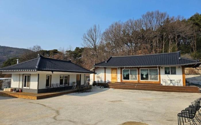 Goryeong Wide House with a Large Yard